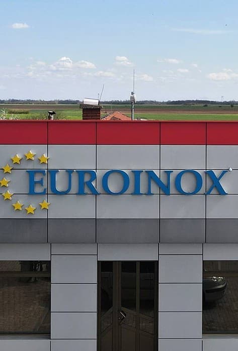 Natpis Euroinox na fasadi hale