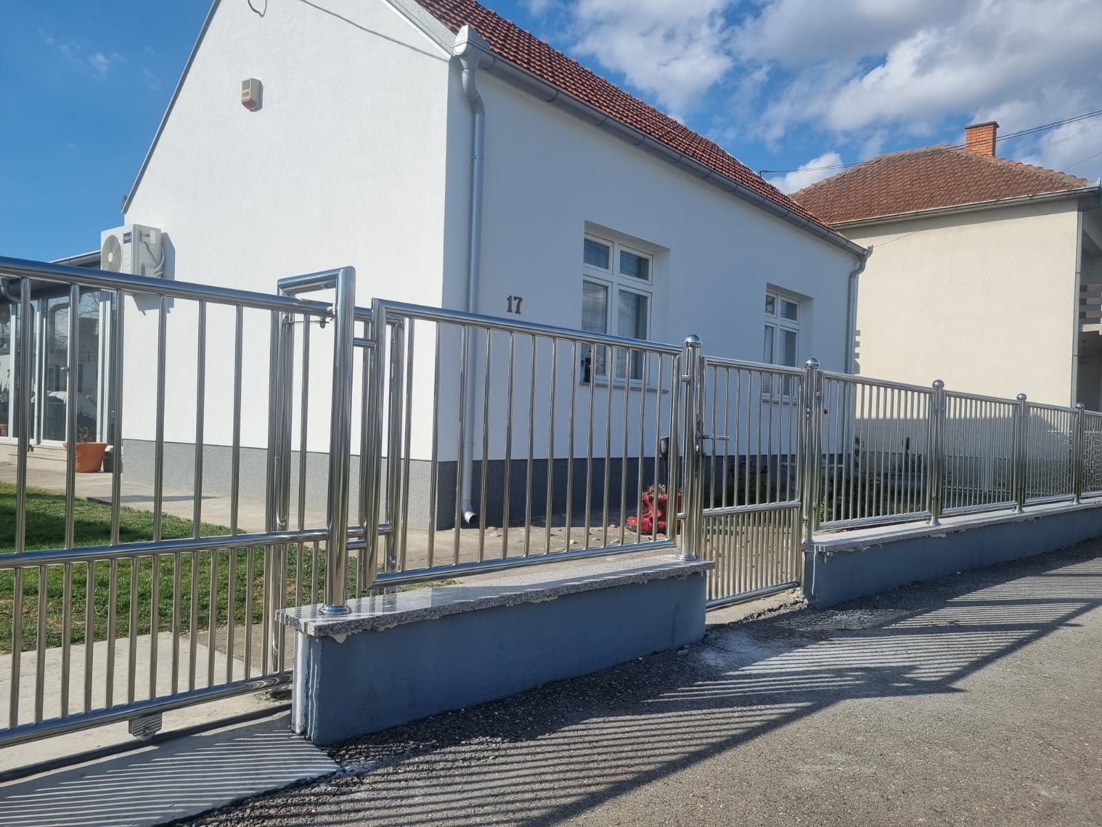 Ograda od inoksa uz kuću i dvorište